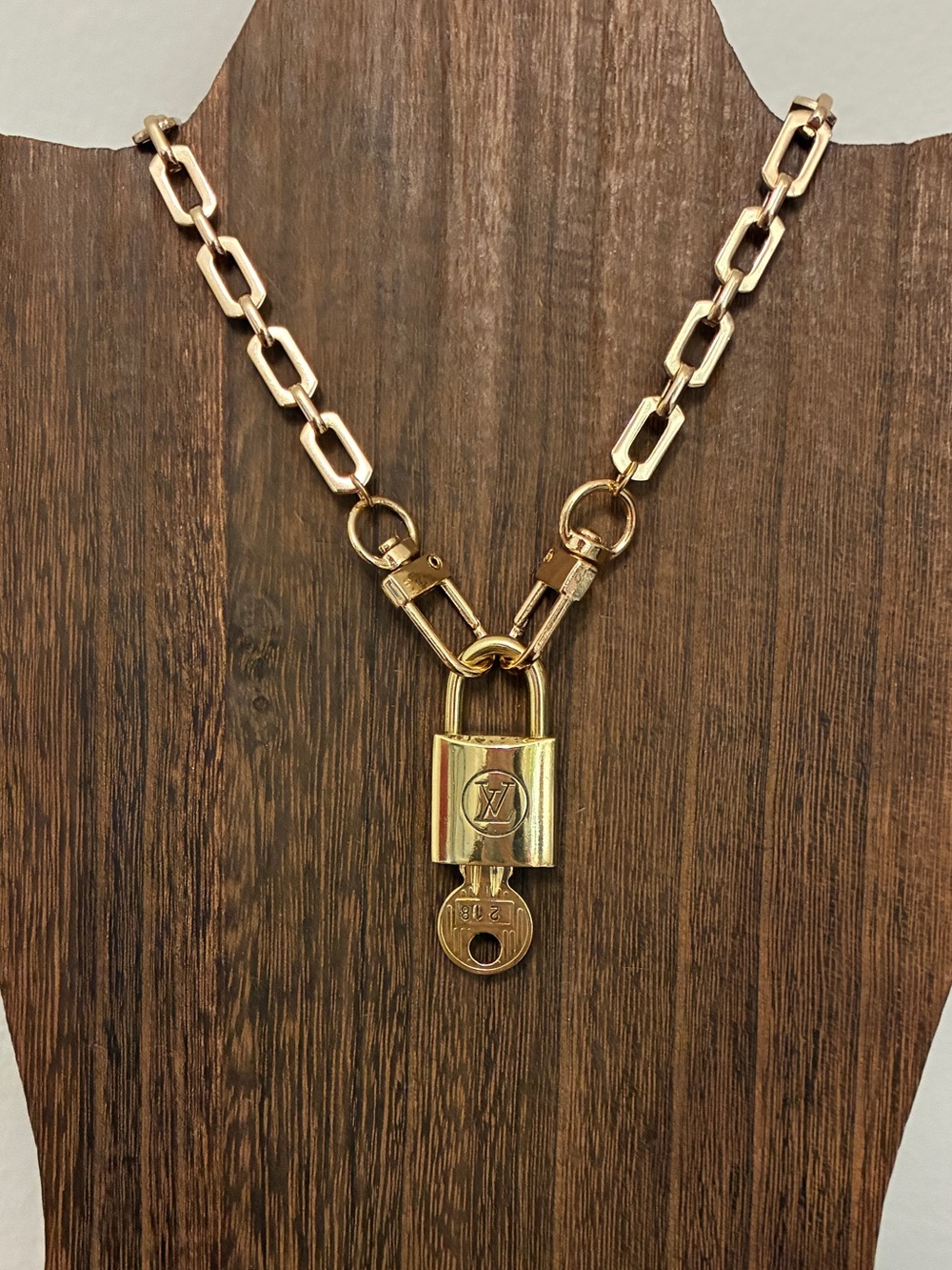 Authentic LV #218 Padlock & Key Set With Vintage Neckace Chain - Picture 8 of 8